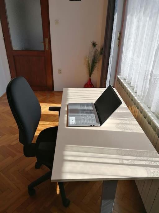 Cozy 1-Bdrm Apt In Dubec, Ideal For Work Or Study Sesvete Eksteriør billede